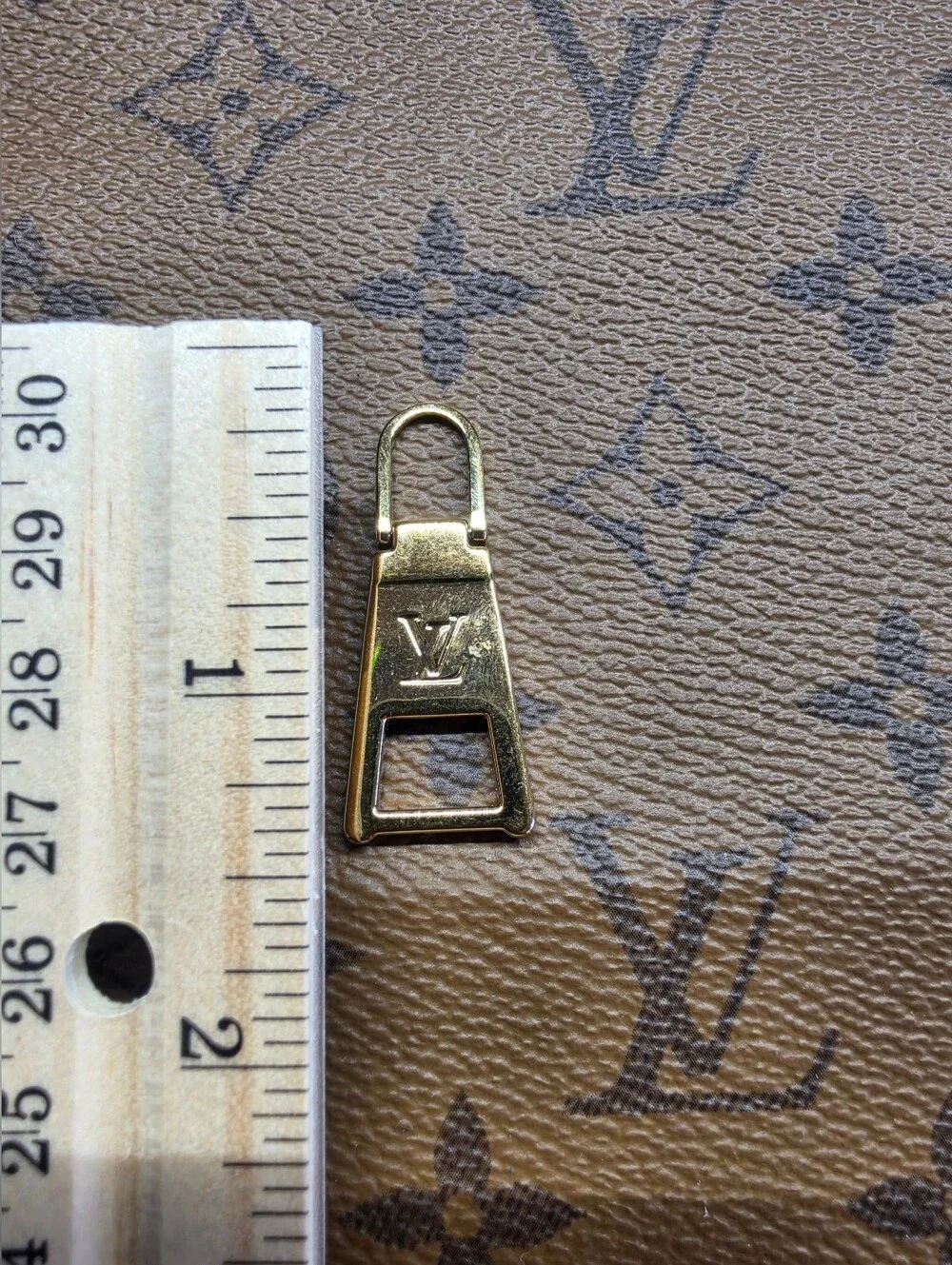 Louis Viutton Gold Zipper Pull X1